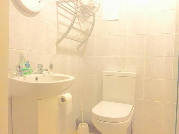 Southend Inn Hotel - Close to Beach Train Station & Southend Airport