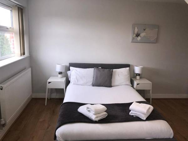 2nd Floor Town Centre Apt with FREE Parking