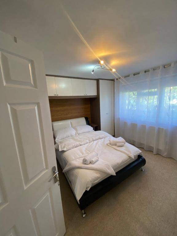 Immaculate 2-Bed Apartment in Isleworth