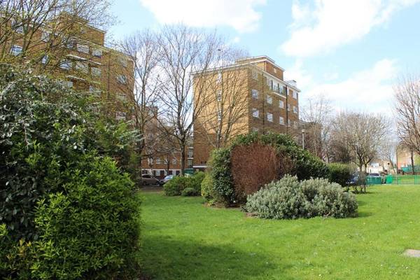 6 Minutes to the Tower of London Trendy Shoreditch Central London Sleeps 8