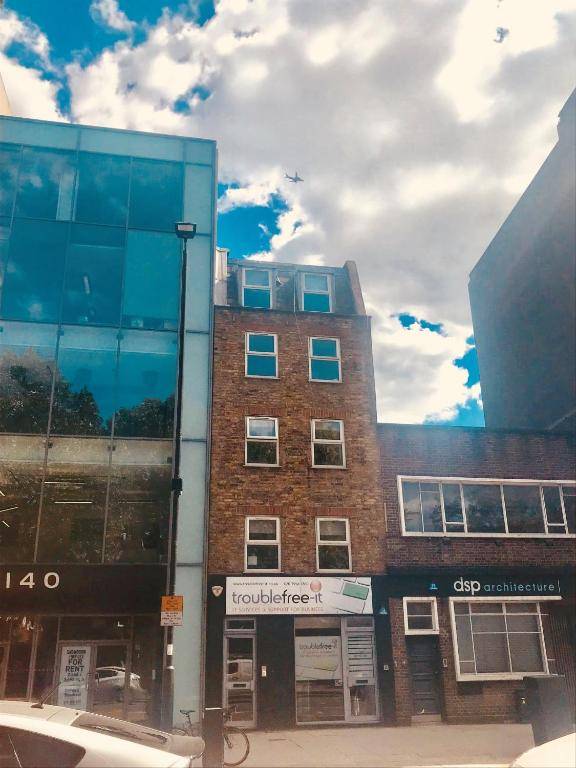 Central London 2 Bed Old Street Station Sleeps 4 to 5 Close to all attractions