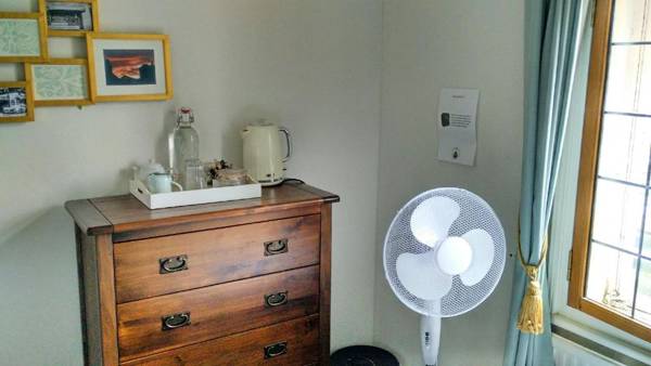 The Walrus Bar and Hostel