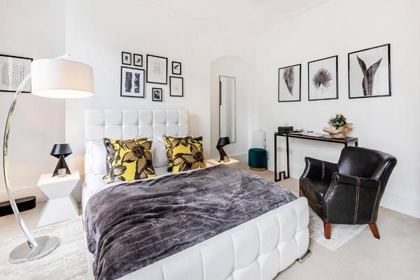 Massive Oxford St Designer House for Groups or Families