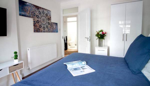 Massive 5 Bedroom West End Designer Residence close to popular Notting Hill