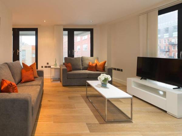 Central Tower Bridge Apartment