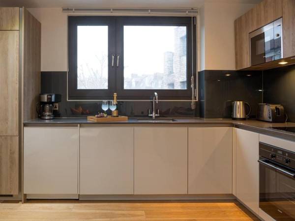 Central Tower Bridge Apartment