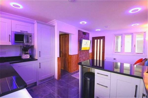 CLOSE TO CANARY WHARF - COLOURFUL UNIQUE APT