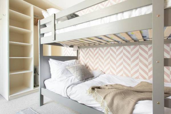 The Harrods Mews - Modern 4BDR Mews Home with Rooftop Terrace & Garage