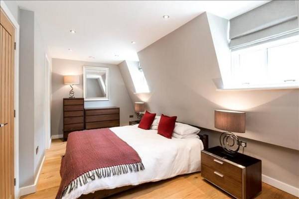 The Escalier Mews - Stunning 3BDR Mews Home Flooded with Natural Light