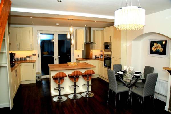 A Modern Comfy Newly Remodeled 2bd House