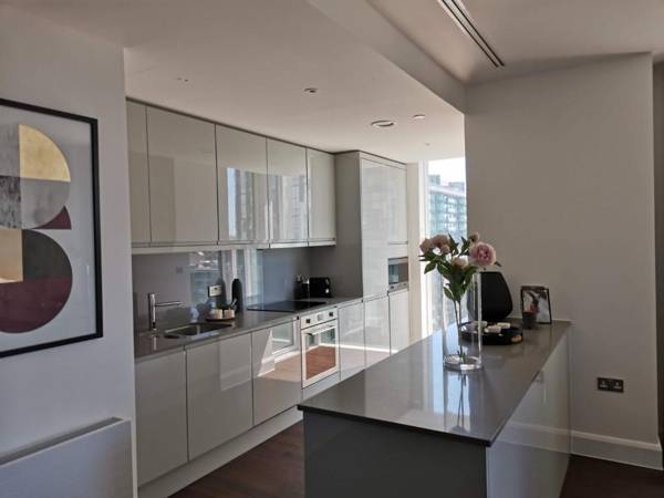 Canary Wharf by Charles Hope