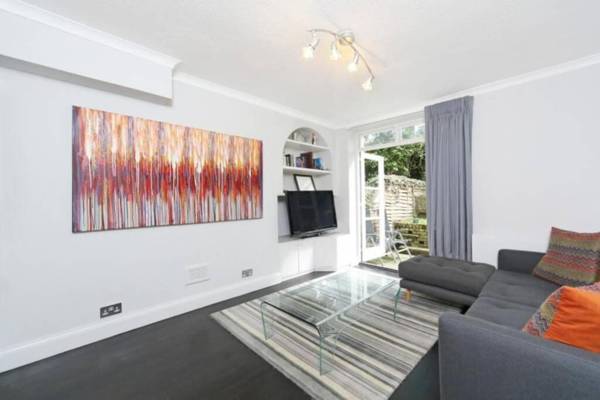 Walk to Notting Hill /Paddington 1 B/R with patio