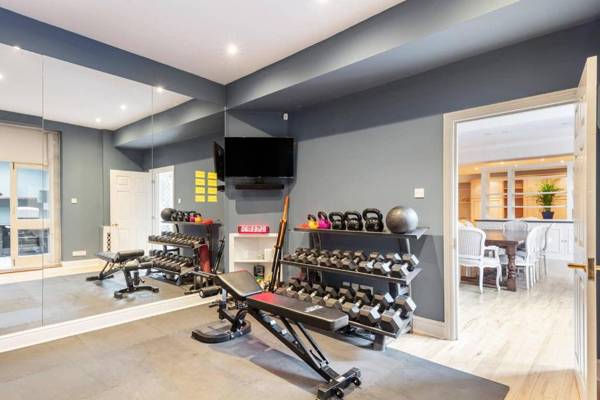 The Heart of Chelsea - Modern & Bright 4BDR Home with Gym Parking & Patio