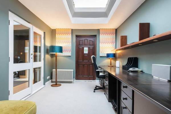 Workspace - The Heart of Chelsea - Modern & Bright 4BDR Home with Gym Parking & Patio