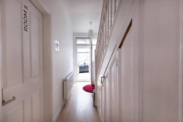 Tooting Bec Rooms at Fishponds by EveryWhere to Sleep London