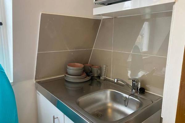 F405-Comfy Studio for 1 near Hyde Park