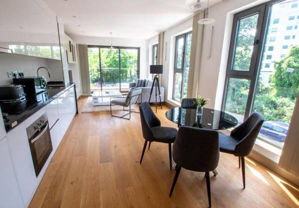 Kew Bridge by Charles Hope