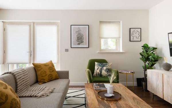 The Bow Mews - Modern & Bright 2BDR Apartment with Patio