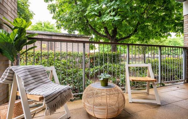 The Bow Mews - Modern & Bright 2BDR Apartment with Patio