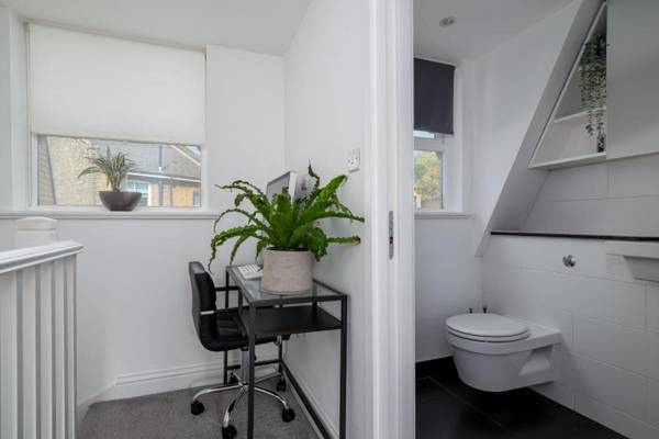 Workspace - GuestReady - Lovely Home w Terrace in the Heart of Greenwich