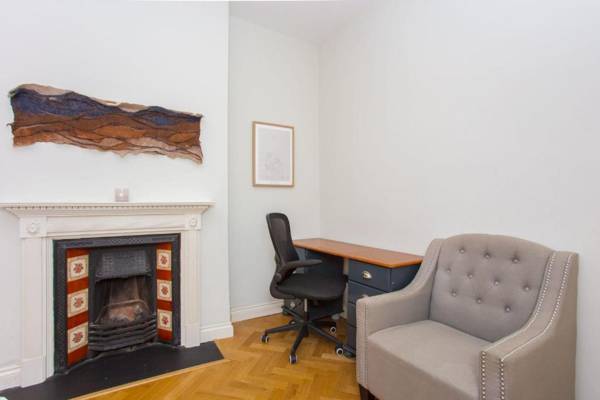 Workspace - Chic Family-friendly 2 Bedroom Apartment in Clapham Common