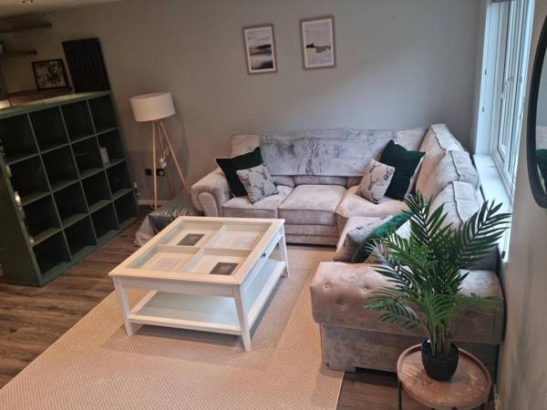 Bright Spacious 4 bed with a Jacuzzi!