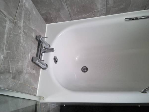 Bright Spacious 4 bed with a Jacuzzi!