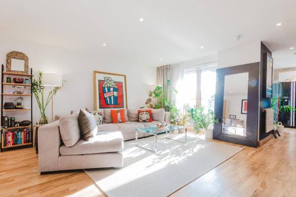 Pop Art Spacious Home for 6 near Olympic Park