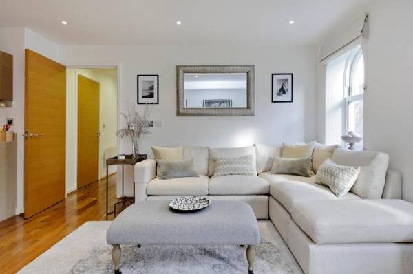 Veeve - White Lights on Wendle Square