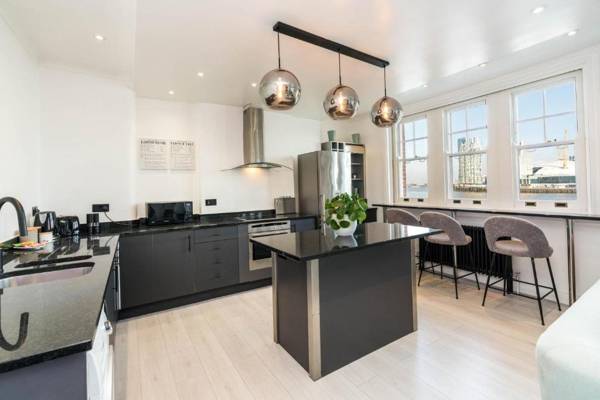 Stunning 3BD Riverside Flat Communal Roof Terrace