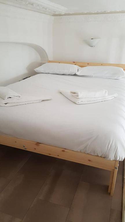 F101-First Floor Flat Fits 2 Near Hyde Park