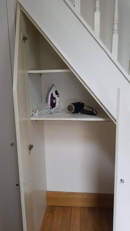 F101-First Floor Flat Fits 2 Near Hyde Park