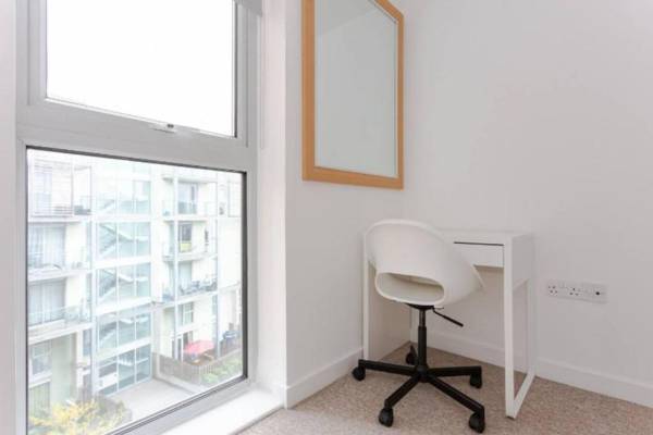 Workspace - Bright & Airy 1 Bedroom Apartment in Trendy Peckham