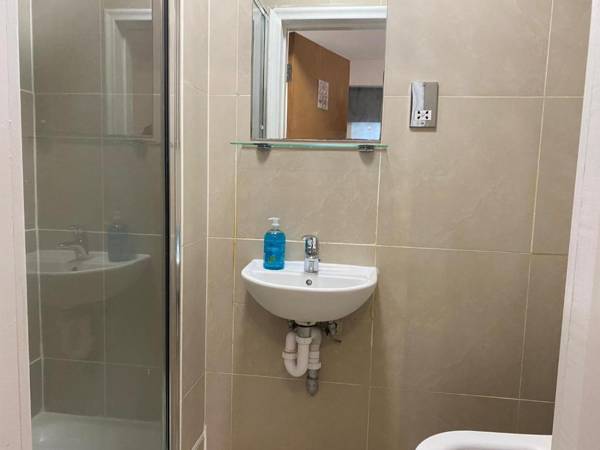 FB3- Basement Studio Fits 2 Near Hyde Park