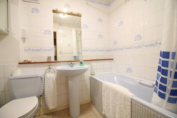 Central Fulham Apartment with parking