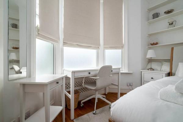 Workspace - GuestReady - A Spacious Apartment with Private Terrace near Hampstead Heath