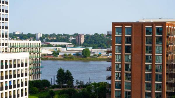 Luxury 1-Bed Apartment with River and City view