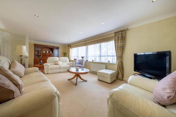 NEW 3BD Flat in the Heart of Bushey