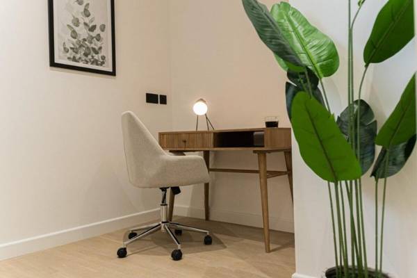 Workspace - High End Apartment with Office and Shared Garden!