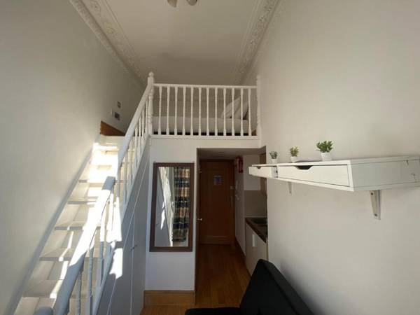 F103-1st Flr Mezzanine Studio Fit 3 Near Hyde Park