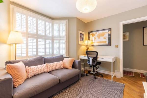 Workspace - Stylish 1 Bedroom Flat in Fulham with Patio