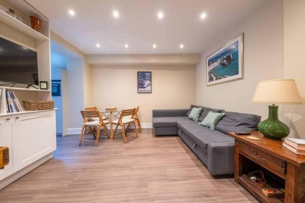Stylish 2 Bedroom Apartment in Chelsea with Garden