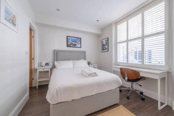 Workspace - Stylish 2 Bedroom Apartment in Chelsea with Garden