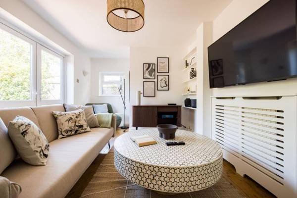 The Fulham Bolthole - Beckoning 2BDR Flat with Garden