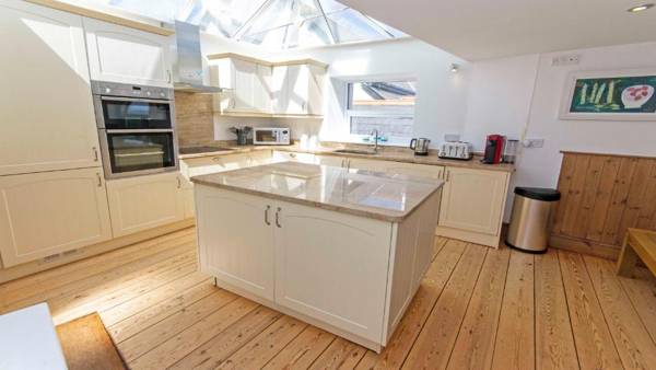 Stables Croyde | 4 Bedrooms / Sleeps 8 | Sea & Beach Views