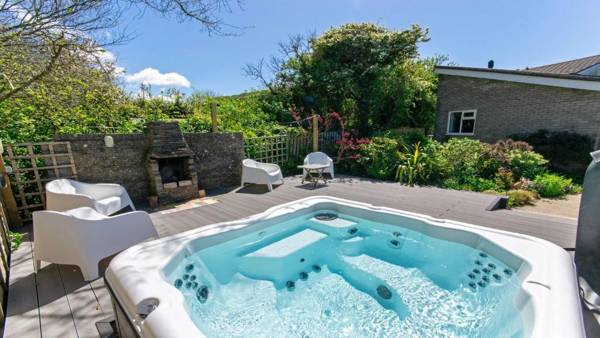 Ladywell Croyde - Super stylish large home with pool table woodburner pizza oven and Hot Tub Option Sleeps 12