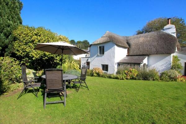 Perrymans Quaint Thatched Modern Cottage with large garden and dog friendly
