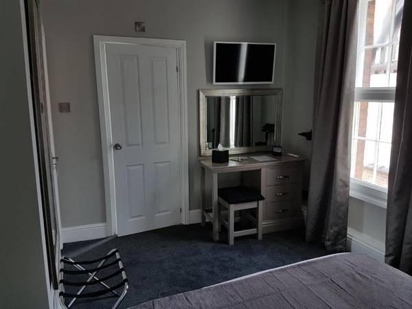 Lil's On The Waterfront