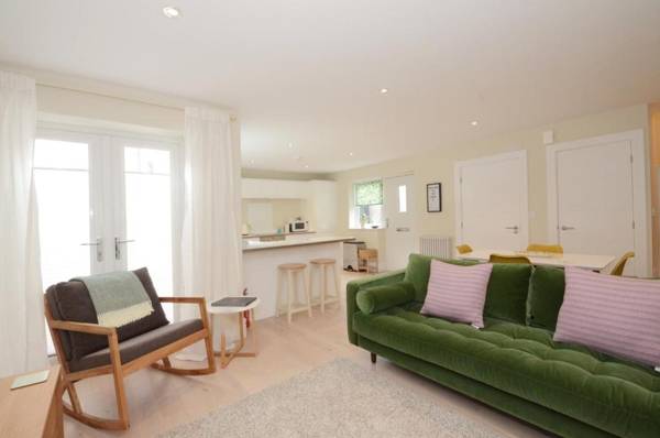 The Mews - 2 Bedroom Luxury Spacious House With Free Parking