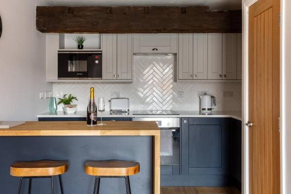 Luxury Apartment Woodsmill View - on the river - with balcony - Recently refurbished